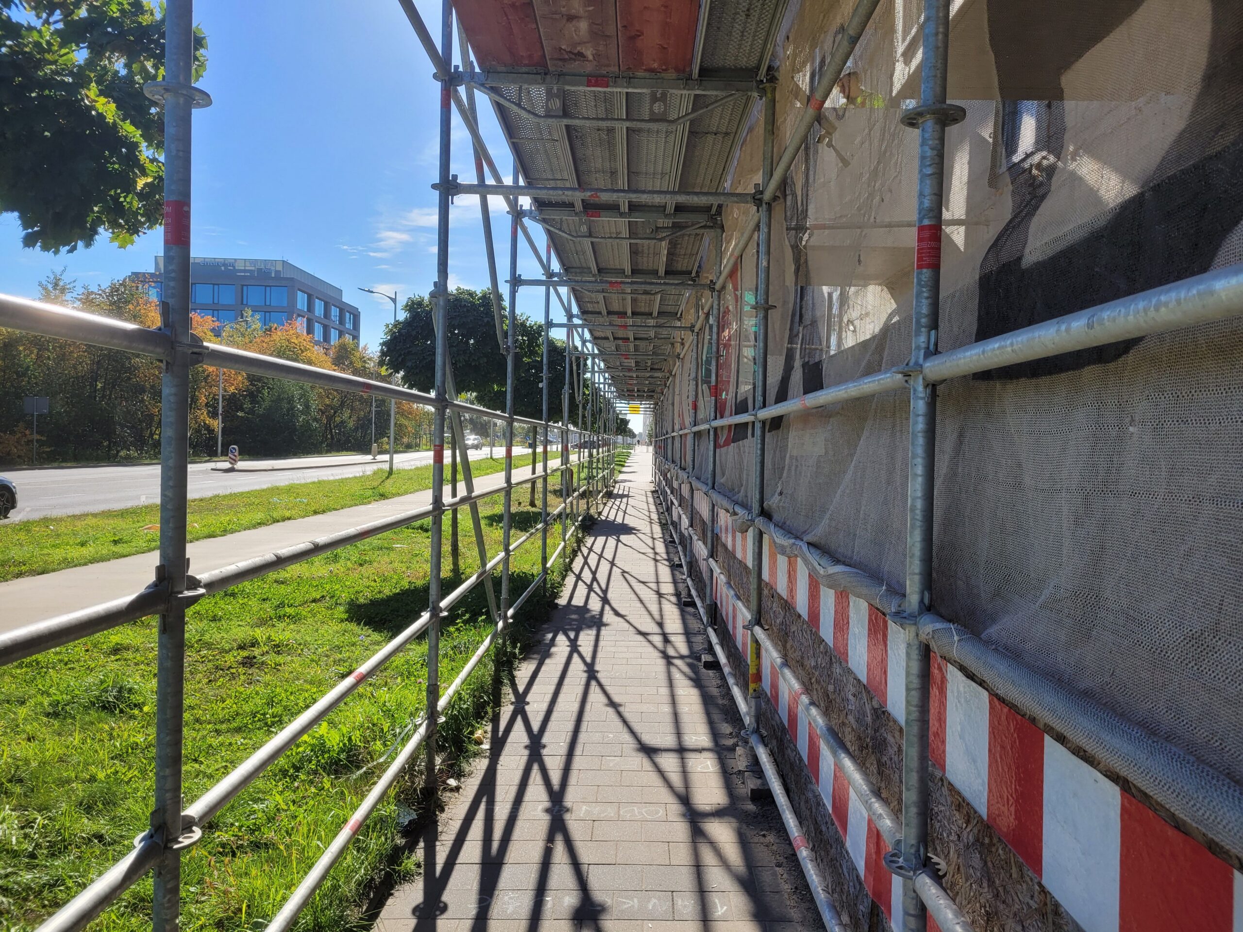 Dlaczego lekkość konstrukcji ma znaczenie – Jak rusztowanie aluminiowe zmienia komfort i bezpieczeństwo pracy na wysokościach?